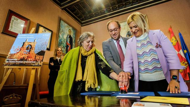 El alcalde de Ciudad Rodrigo, Marcos Iglesias, la directora de Filatelia de Correos, Leire Díez, y la fallecida subdelegada de Gobierno en Salamanca, Encarnación Pérez presentan el sello ‘Tradiciones populares. Carnavales de Ciudad Rodrigo (Salamanca)'.