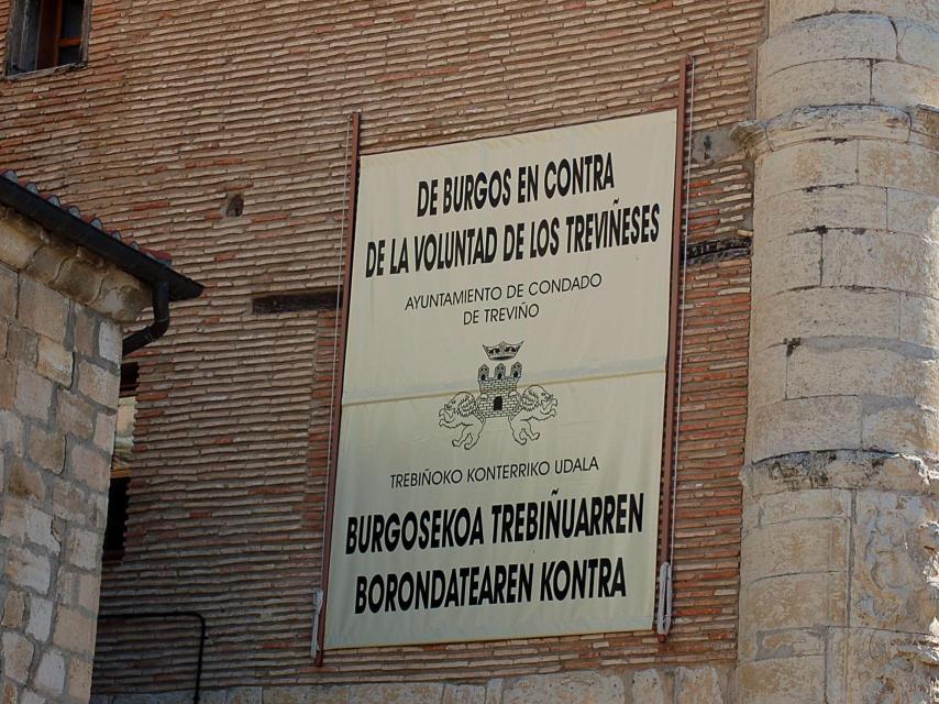 Un cartel en el enclave de Treviño en contra de la pertenencia del territorio a la provincia de Burgos