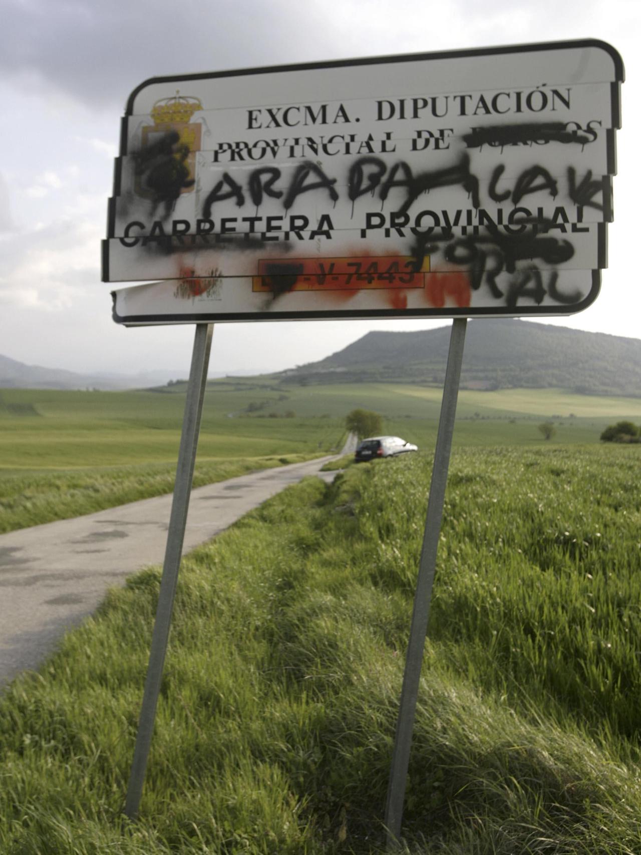 Pintadas en una señal de tráfico reivindicando la incorporación de Treviño al País Vasco