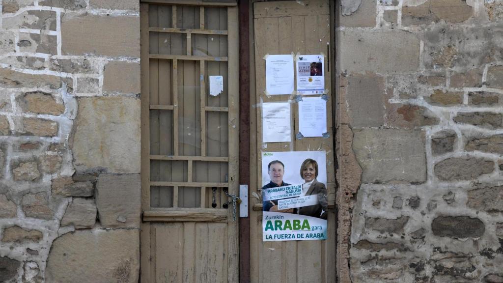Carteles electorales durante los comicios municipales de mayo de 2019 en La Puebla de Arganzón