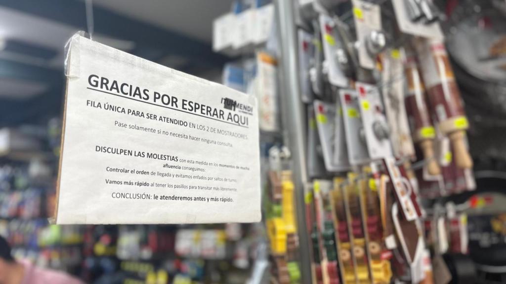 Cartel para esperar turno en Iturmendi.