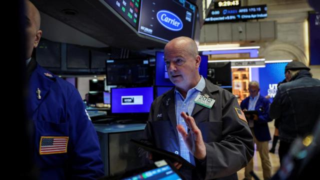 Varios operadores trabajan en el parqué de la Bolsa de Nueva York.