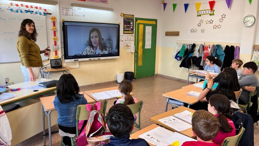 María Rosa impartiendo clase en el CEIP Biligüe Hernán Cortes de Talavera de la Reina.