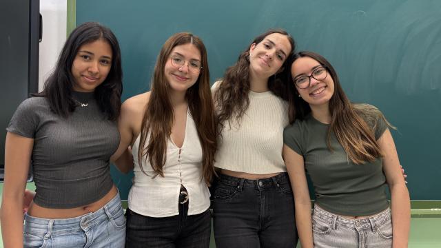 Alejandra, Paola, Alba y Claudia en la aula del I.E.S Luis Buñuel donde han cursado Bachillerato