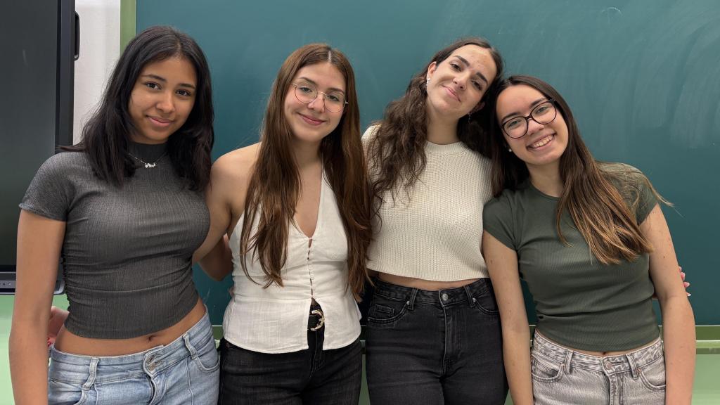 Alejandra, Paola, Alba y Claudia en la aula del I.E.S Luis Buñuel donde han cursado Bachillerato