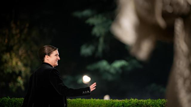 Maria Grazia Chiuri, saludando al final del desfile.