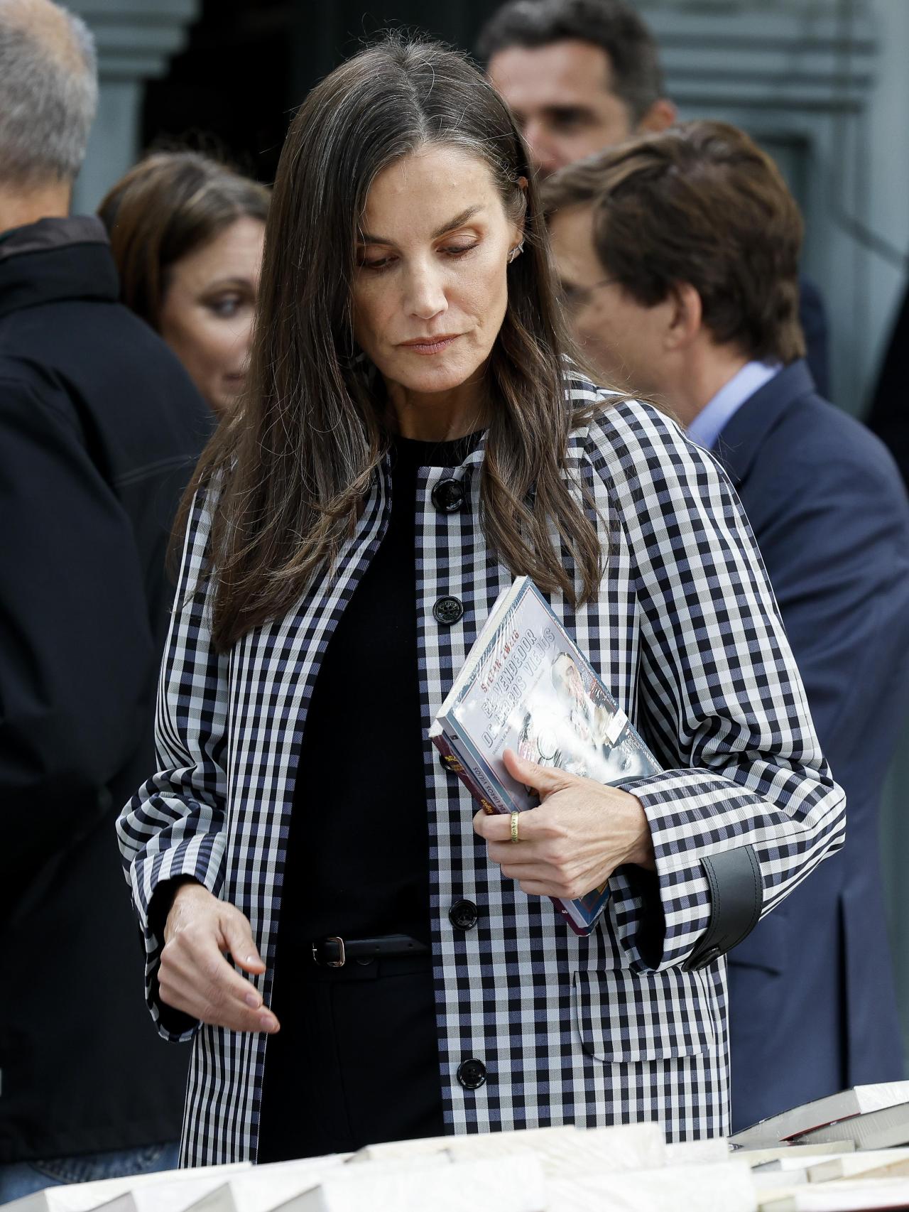 La reina Letizia lleva en su mano 'El vendedor de libros viejos', de Stefan Zweig.