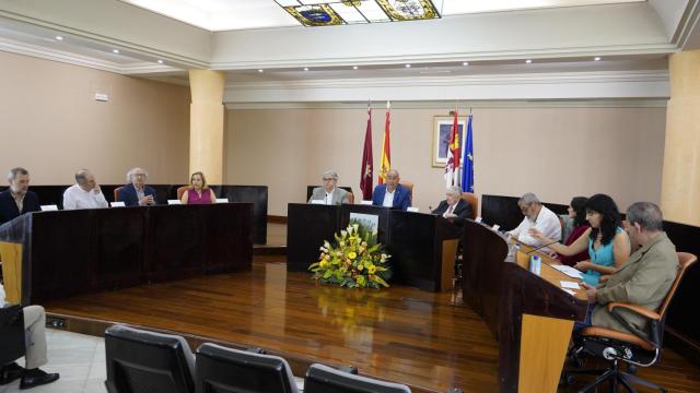 Imagen del acto del fallo del premio de poesía 'Jaime Gil de Biedma', presidido por el presidente de la Diputación de Segovia, Miguel Ángel de Vicente