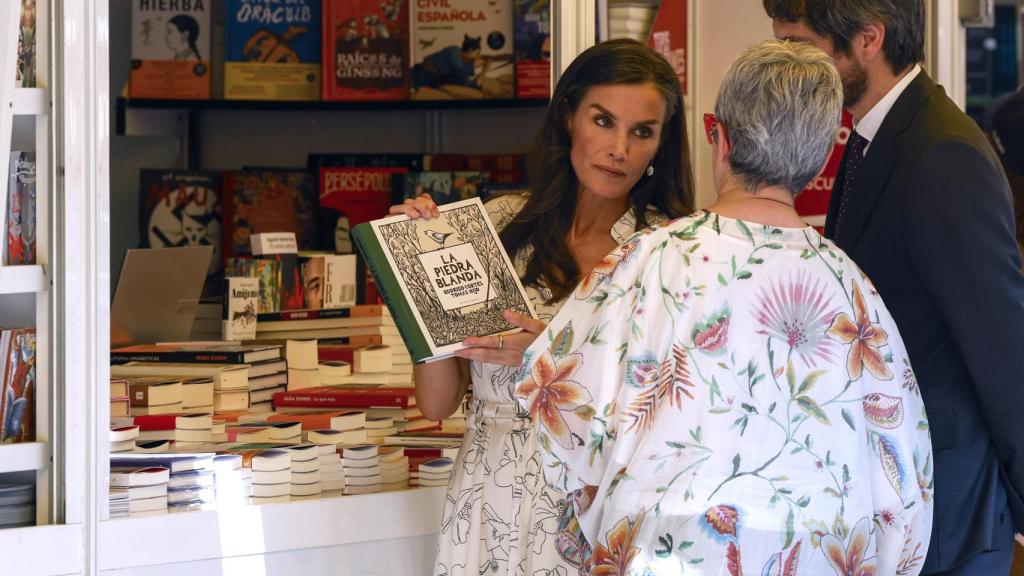 La reina Letizia comenta el cómic 'La Piedra Blanda' de Rodrigo Cortés y Tomás Hijo con la directora de la Feria del Libro de Madrid, Eva Orúe y el ministro de Cultura, Ernest Urtasun.