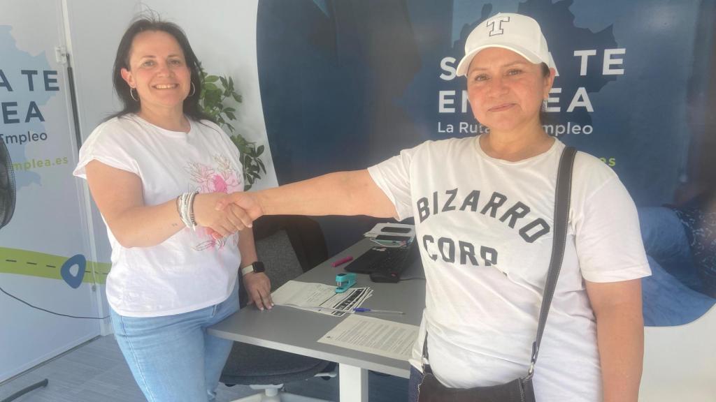 Zeneyda junto a la trabajadora de Clece que le ha realizado la entrevista