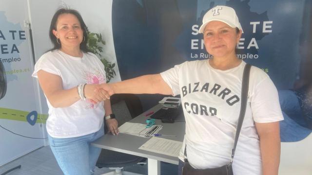 Zeneyda junto a la trabajadora de Clece que le ha realizado la entrevista