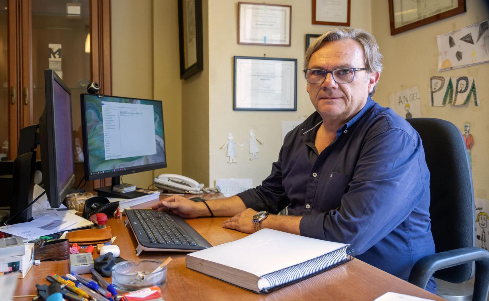 Ángel García Vidal posa en su escritorio.