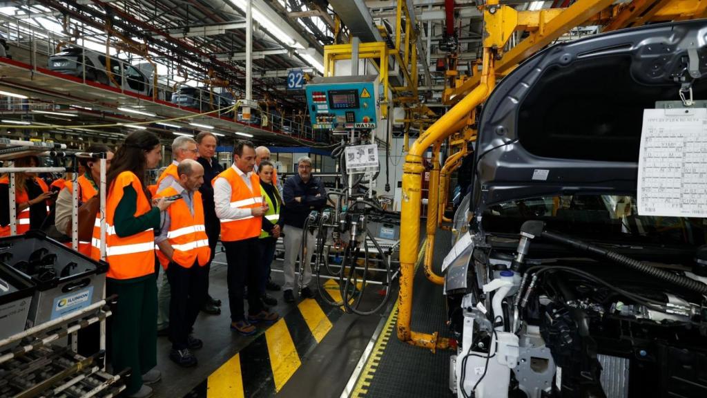 Antonio Filosa, consejero delegado de Stellantis, en la planta de Vigo