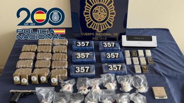 Detienen a dos personas en A Coruña y en Miño por tráfico de drogas.