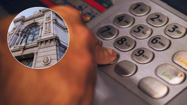 Un cajero automático y la sede del Banco de España en Madrid.
