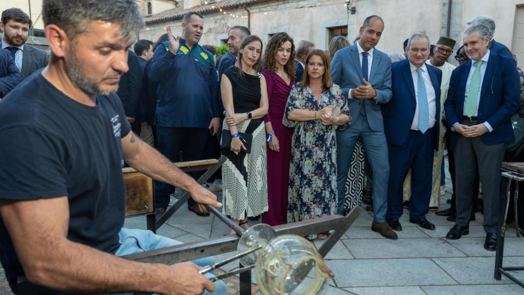 Delegaciones de la ONU aprenden del oficio de los maestros sopladores de la fábrica de cristales de La Granja