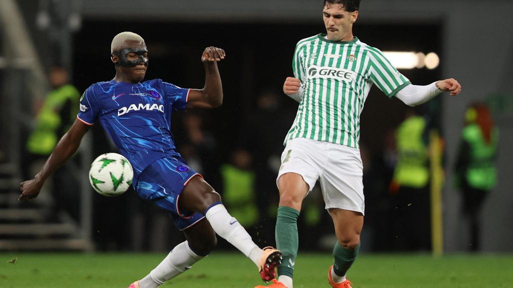 Johnny Cardoso disputa un balón en la final de la Conference League ante el Chelsea.