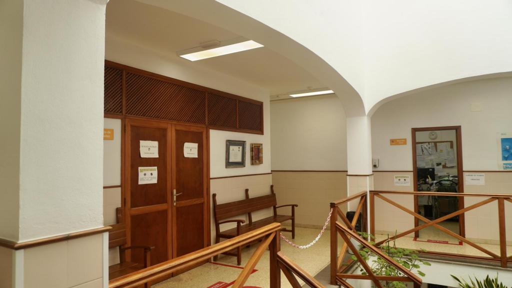 En el interior del pequeño juzgado se encuentran la sala de vistas y el despacho desde el que Ana Domínguez instruye casos penales, civiles y de familia en solitario.