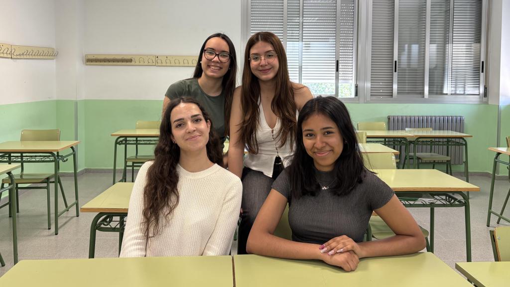 Las cuatro amigas se despiden de su instituto donde han estudiado bachillerato.