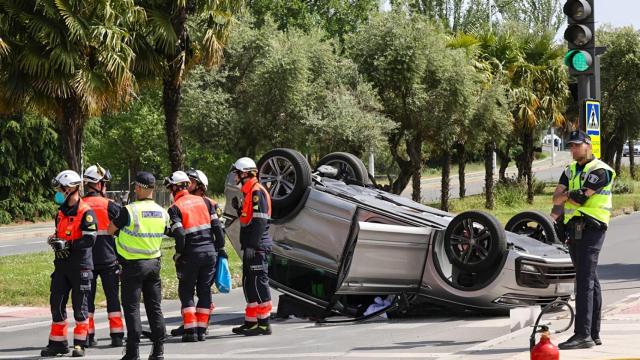 Servicios de emergencia trabajando junto a uno de los vehículos siniestrados