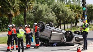 Servicios de emergencia trabajando junto a uno de los vehículos siniestrados
