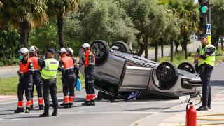 Servicios de emergencia trabajando junto a uno de los vehículos siniestrados