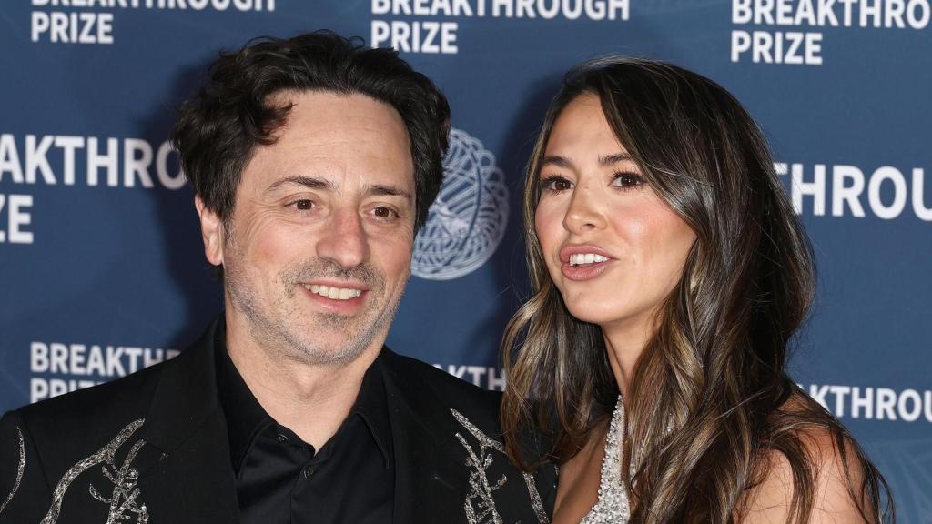 Sergey Brin con su actual pareja, la coach de salud Gerelyn Gilbert-Soto, en la alfombra roja de los premios Breakthrough, en abril de 2025.