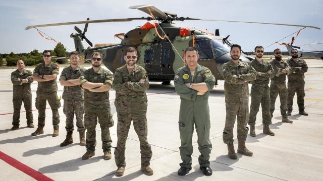 El teniente coronel Martínez Aísa y un grupo de militares españoles durante los ejercicios APROC 25 de la base áerea de Albacete.