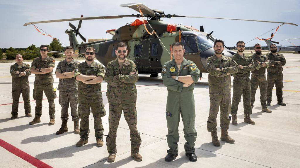 El teniente coronel Martínez Aísa y un grupo de militares españoles durante los ejercicios APROC 25 de la base áerea de Albacete.