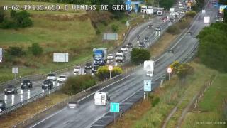 Una caravana de turismos y camiones se aproximan al lugar donde se ha producido el accidente en la A-62 en Valladolid.