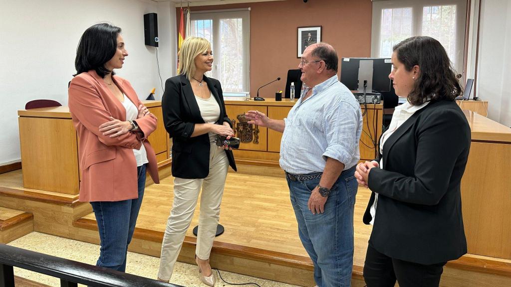 La jueza Domínguez (derecha), junto al médico forense de la isla, Modesto Martínez, durante una visita de la consejera de Presidencia del Gobierno de Canariasy de la subdirectora del Instituto de Medicina Legal de Tenerife al juzgado de Valverde.