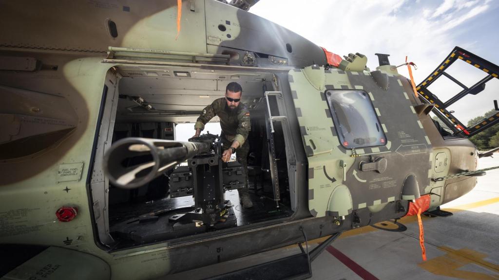 Un soldado español durante los ejercicios APROC en la base aérea de Albacete.