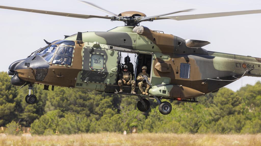 Un helicóptero AS532 Cougar del Ejército del Aire y del Espacio durante uno de los ejercicios del APROC.