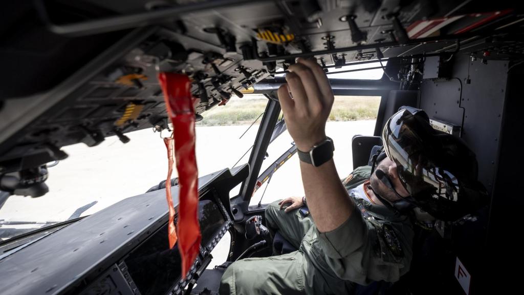 En el interior de los helicópteros que participan en el curso APROC de la base aérea de Albacete.