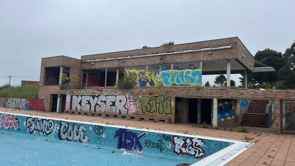 Instalaciones deportivas abandonadas en Montegolf, en Arteixo (A Coruña)