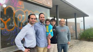 Vecinos de la urbanización Montegolf en la entrada de las instalaciones deportivas abandonadas