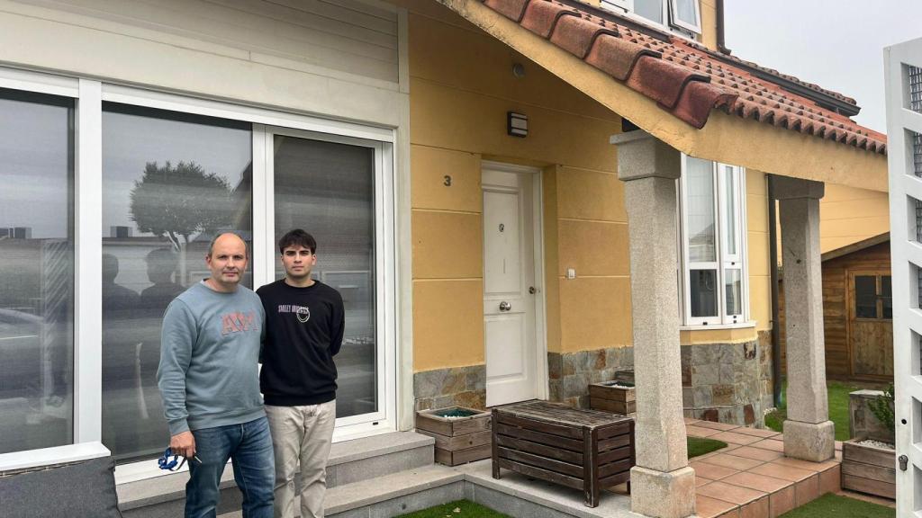 Ernesto, propietario, y su hijo Juan, en su casa de Montegolf