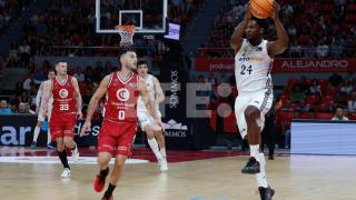 El base del Real Madrid, Andrés Feliz (d), con el balón ante el jugador italiano de Casademont Zaragoza, Marco Spissu.