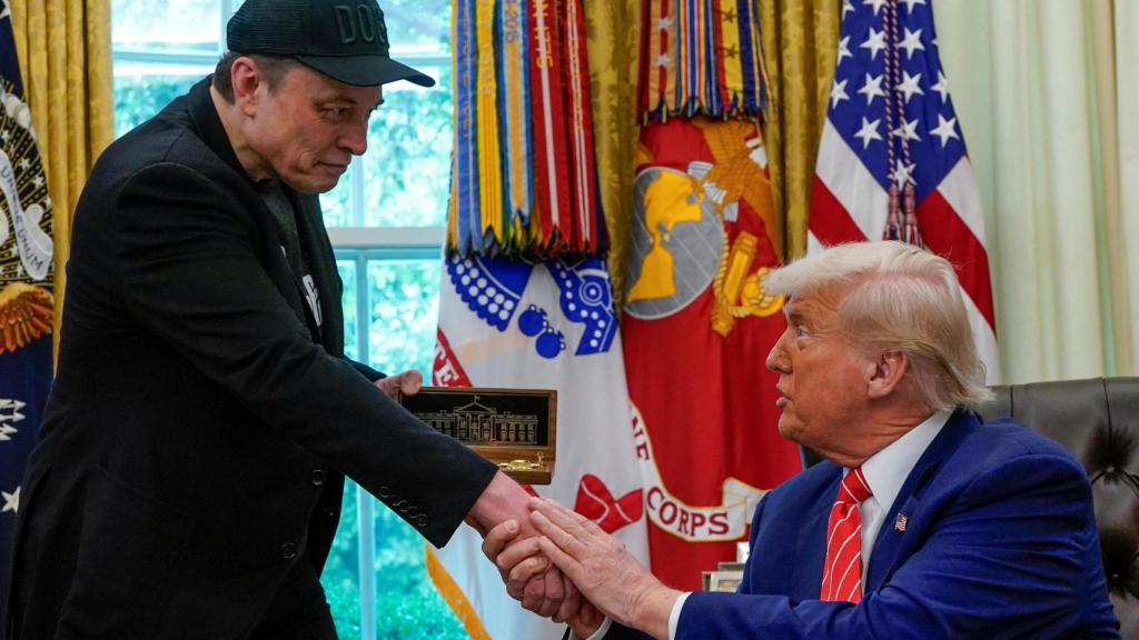 El presidente de Estados Unidos, Donald Trump, regaló este viernes unas llaves de oro a Elon Musk en su despedida del Gobierno.