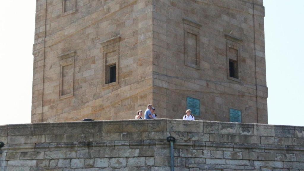 Turistas en la Torre de Hércules.
