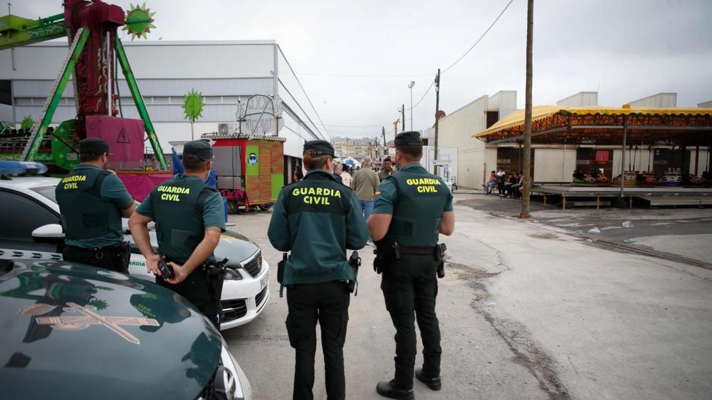 Agentes de la Guardia Civil en Burela tras el atropello múltiple que resultó en ocho personas heridas.