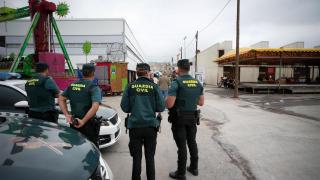 Agentes de la Guardia Civil en Burela tras el atropello múltiple que resultó en ocho personas heridas.