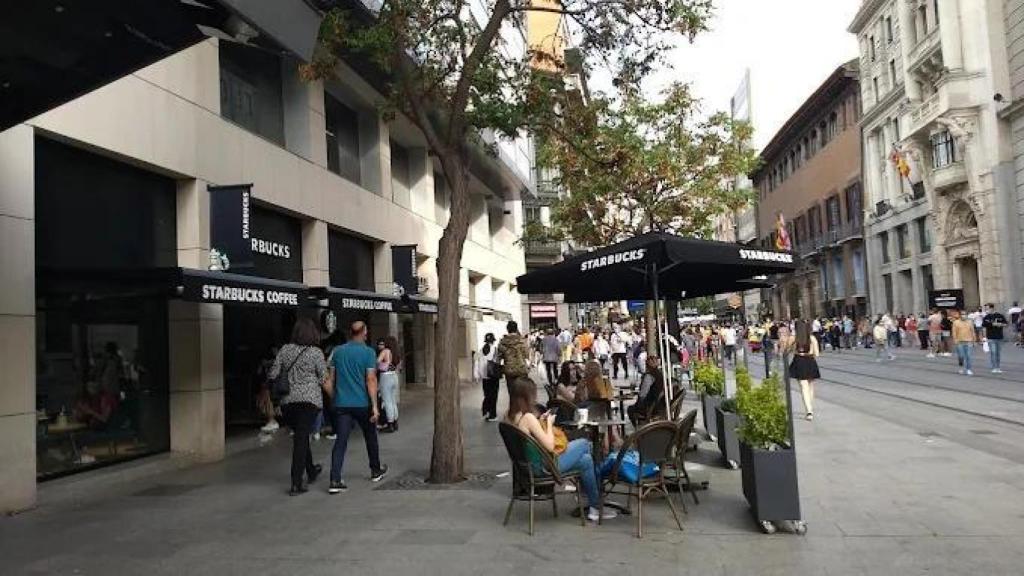 Starbuks en la calle del Coso, en Zaragoza.