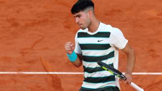 Carlos Alcaraz celebra un punto ante Dzumhur en el partido.