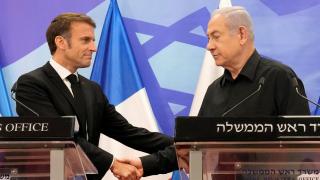 primer ministro israelí, Benjamin Netanyahu, estrecha la mano del presidente francés, Emmanuel Macron, durante una conferencia de prensa conjunta en Jerusalén, el 24 de octubre de 2023.