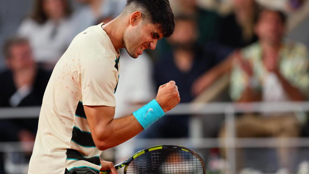 Alcaraz celebra la victoria ante Dzumhur en Roland Garros.