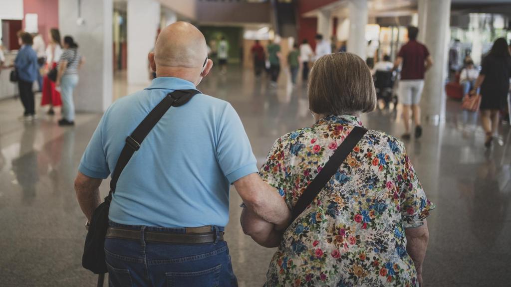 José María, junto a su mujer, en el Centro de Actividades Ambulatorias del 12 de Octubre.