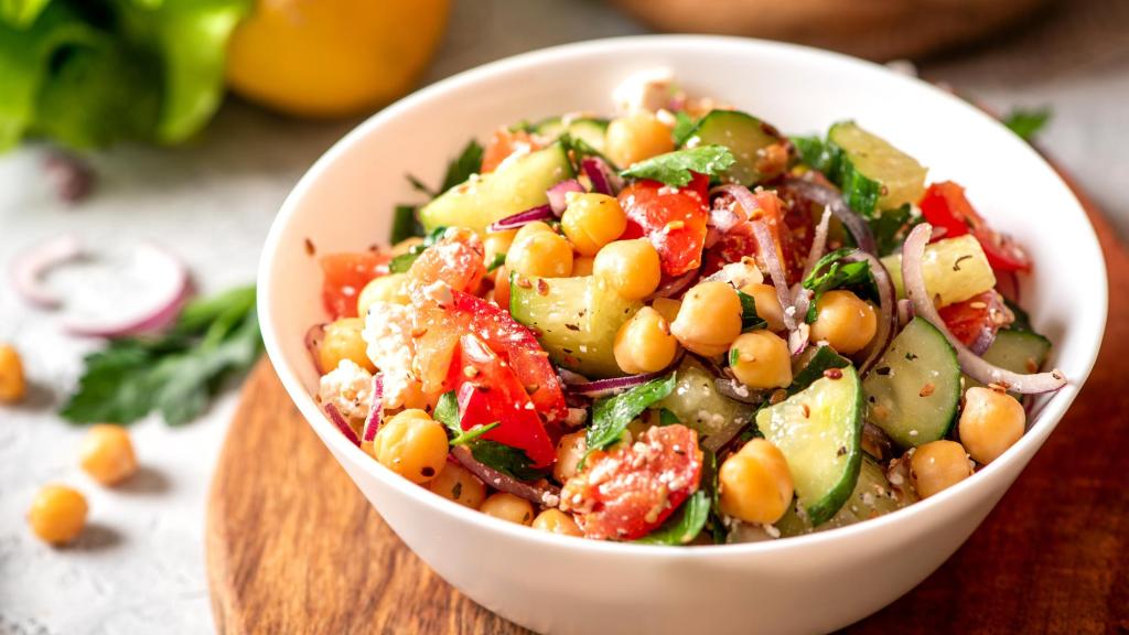 Una refrescante ensalada de garbanzos