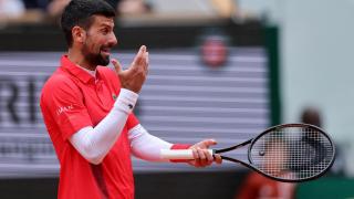 Novak Djokovic se queja de la lluvia durante su partido de primera ronda contra Mackenzie McDonald