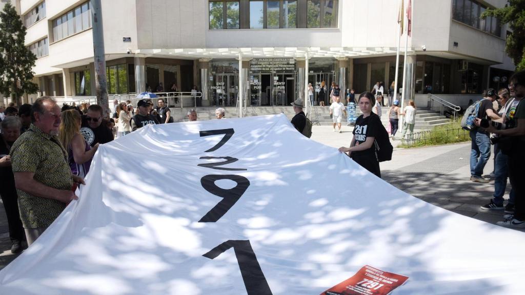 Varias personas en una concentración exigen verdad justicia y reparación para las víctimas del covid-19 en las residencias, con pancartas de las 7291 muertes, frente a los Juzgados de Plaza Castilla el pasado mes de mayo.
